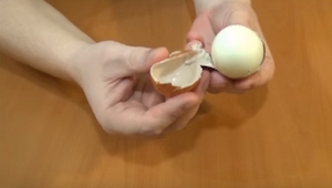 ¡Mirad cómo pelar un huevo en pocos segundos! ¡Esta idea es genial!